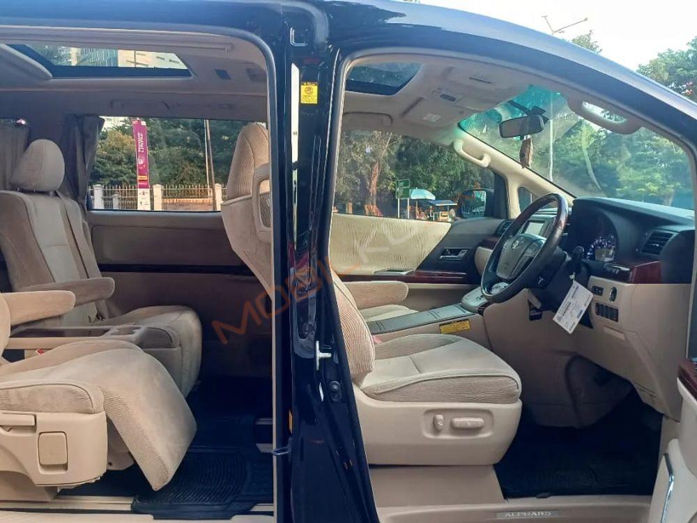Mobil Toyota Alphard 2011