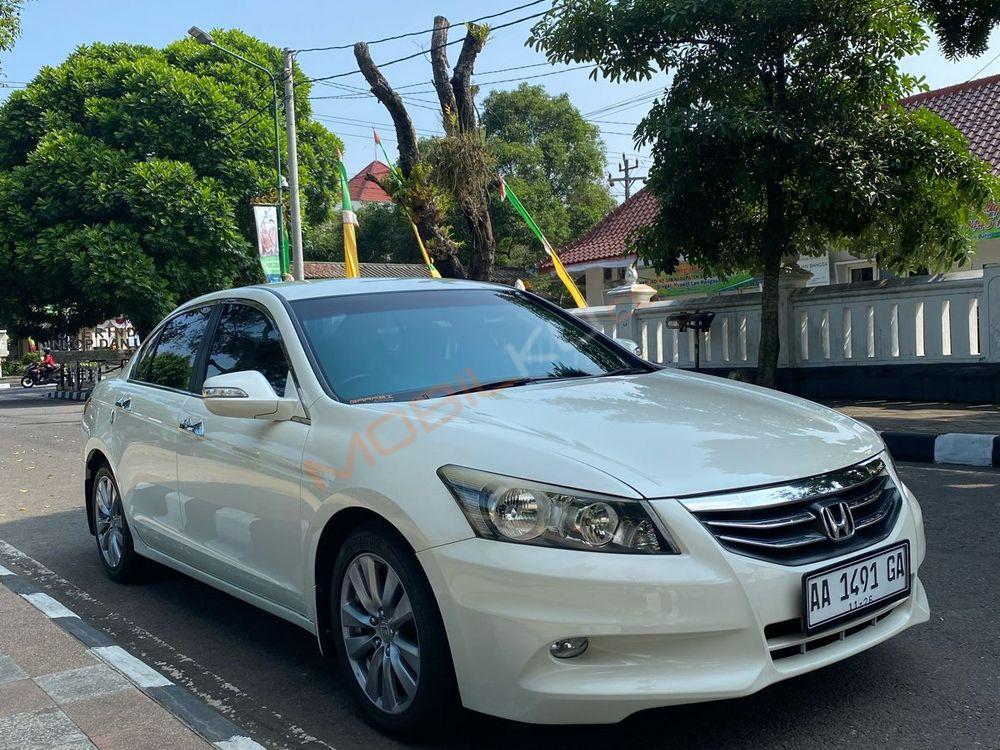 Mobil Honda Accord 2012