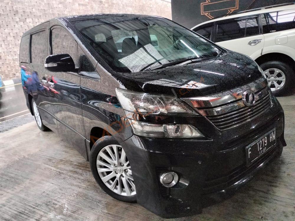 Mobil Toyota Vellfire 2012