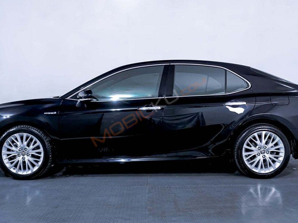 Mobil Toyota Camry 2022