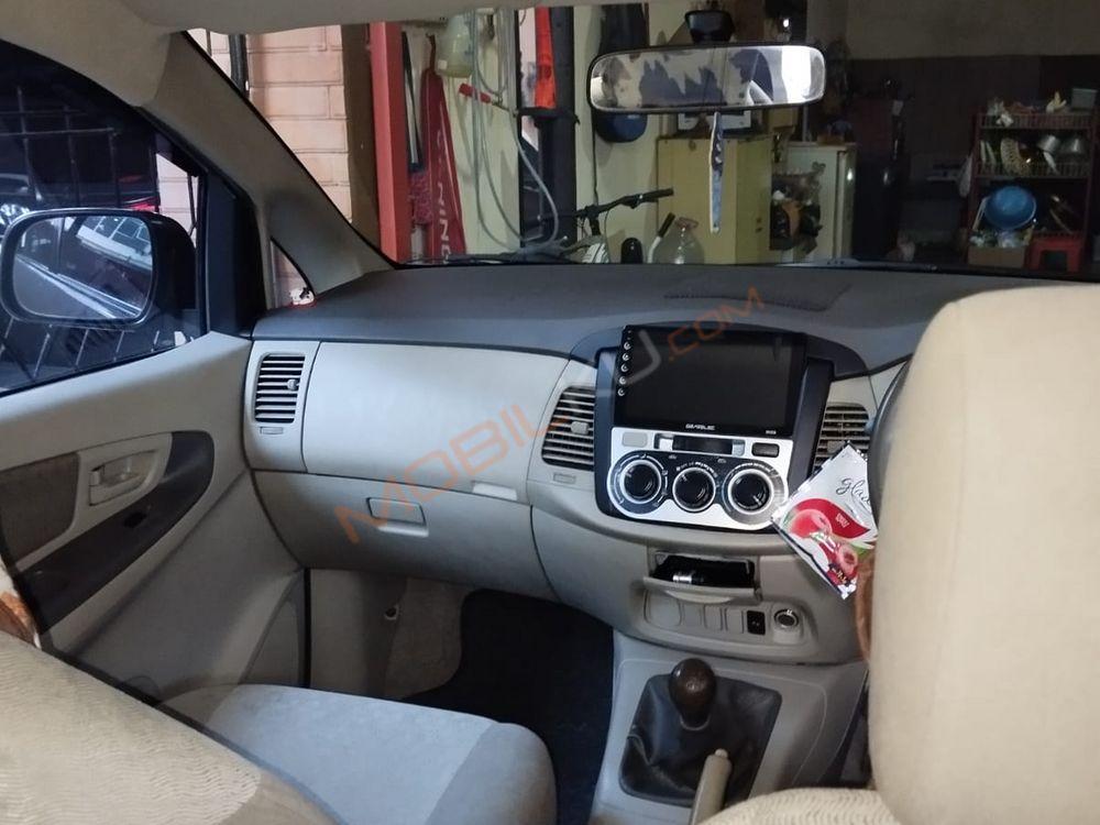 Mobil Toyota Kijang Innova 2013
