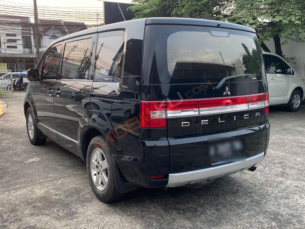 Mobil Mitsubishi Delica 2015