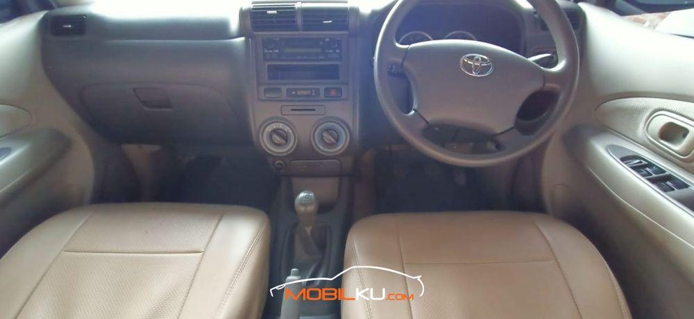 Mobil Toyota Avanza 2011