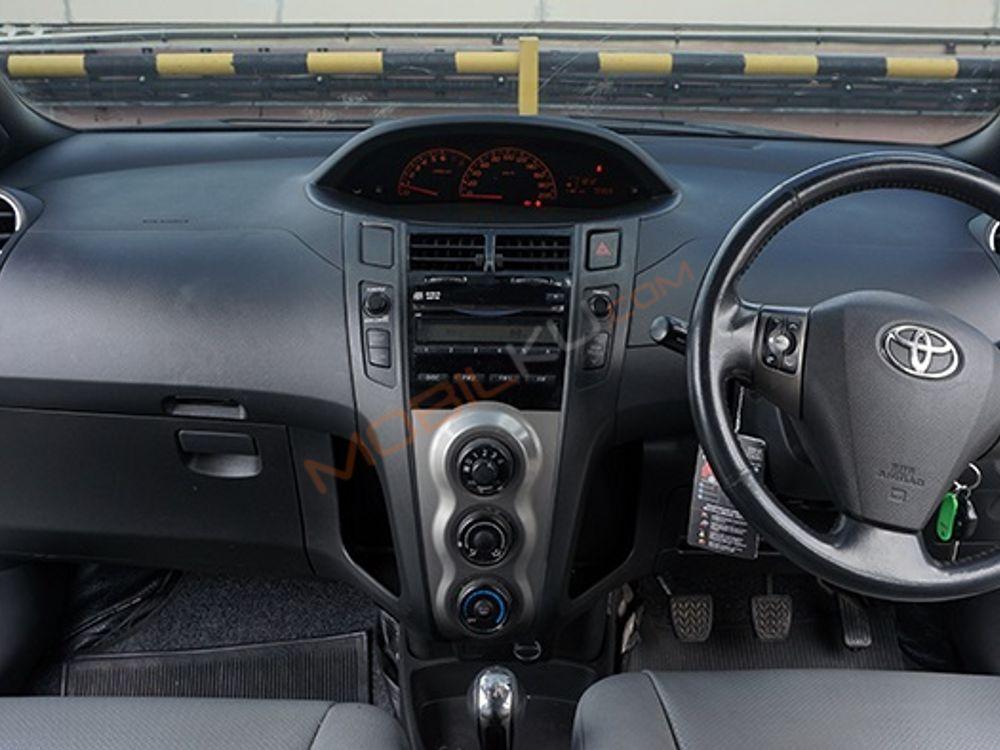 Mobil Toyota Yaris 2010