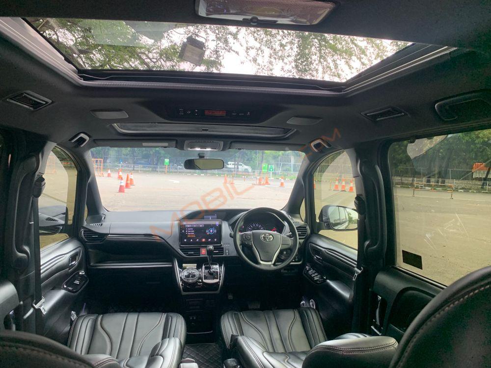 Mobil Toyota Voxy 2018