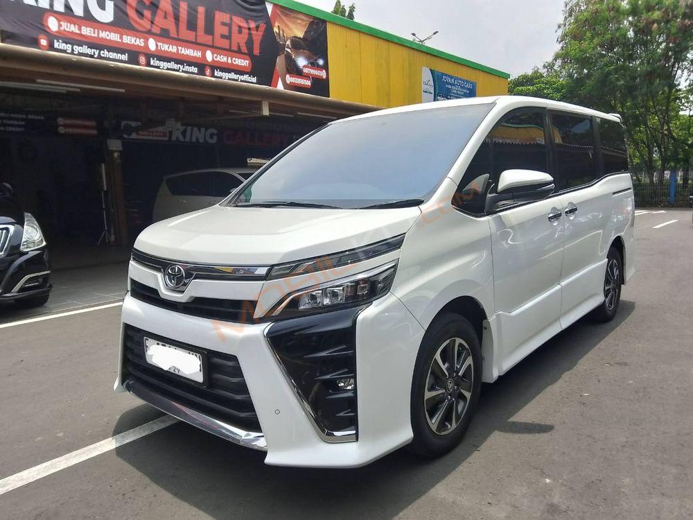 Mobil Toyota Voxy 2019