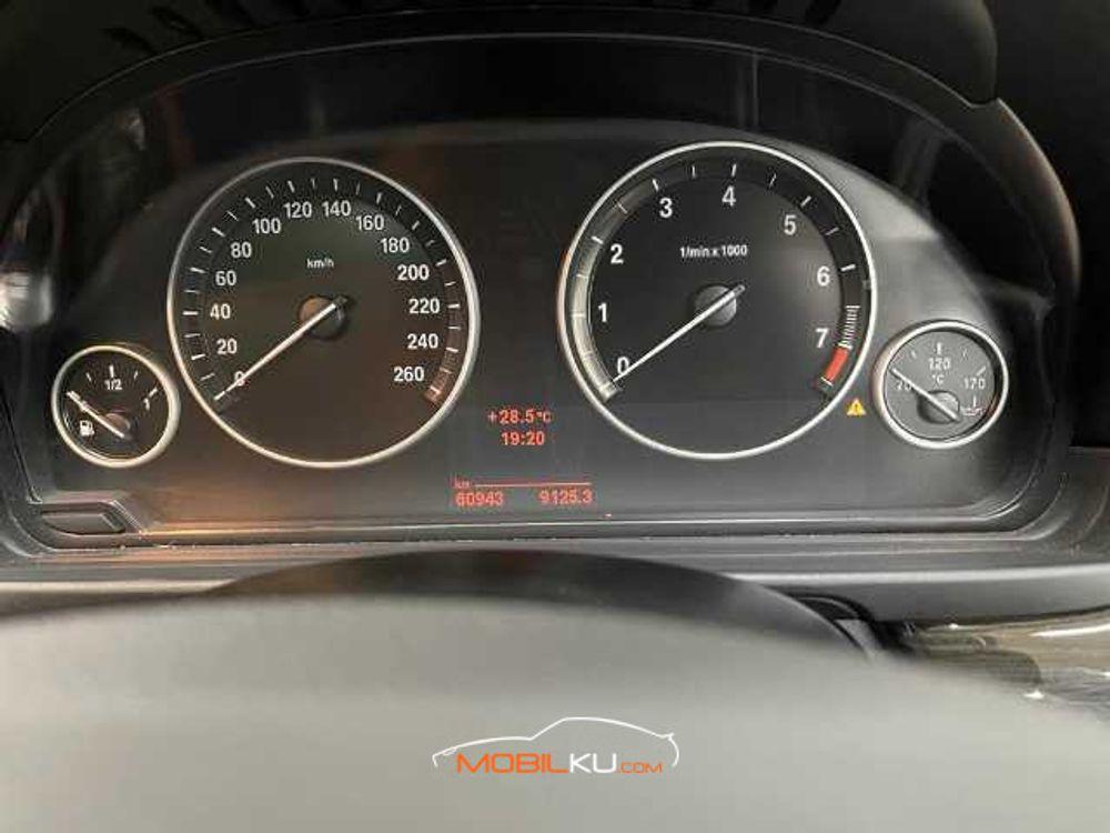 Mobil BMW 5 Series 2012