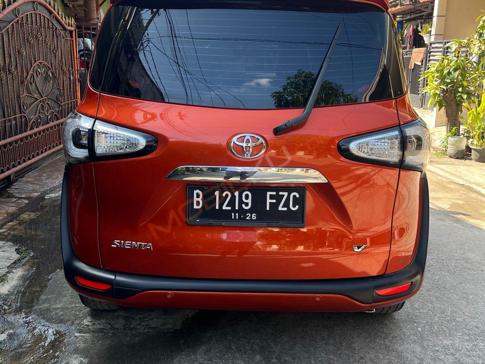 Mobil Toyota Sienta 2016