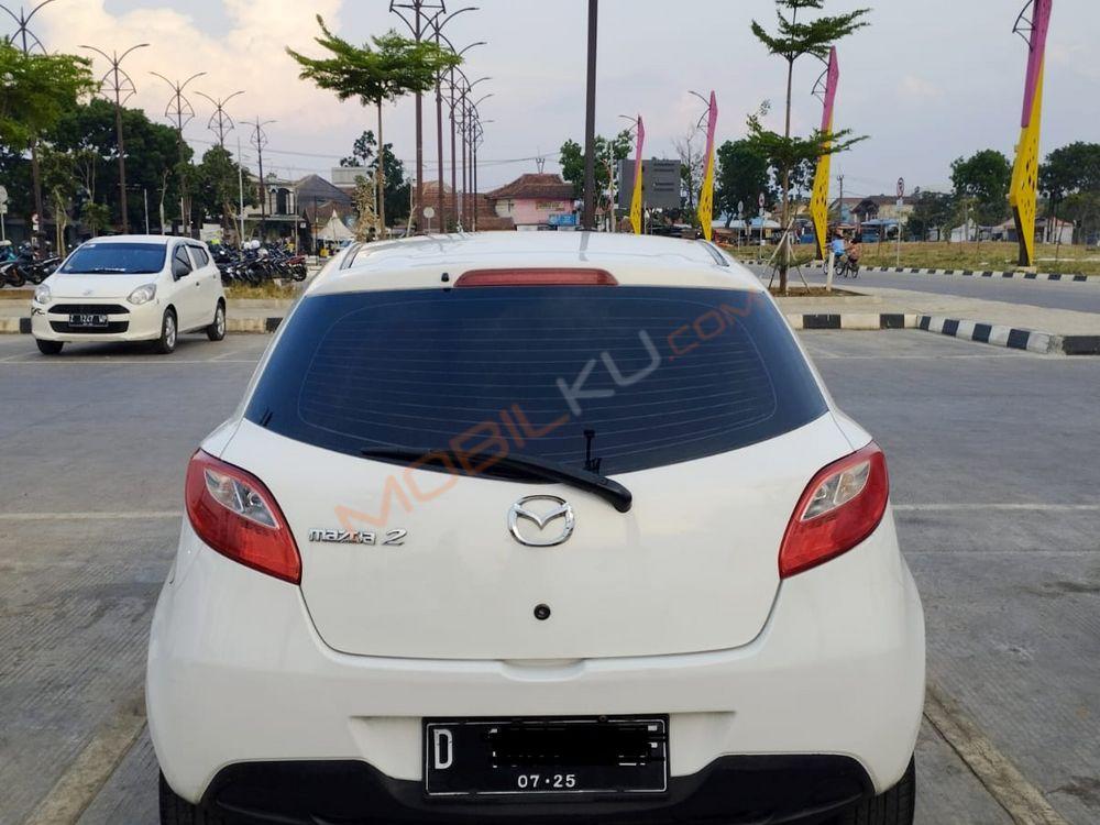 Mobil Mazda 2 Hatchback 2011