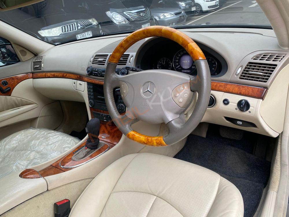 Mobil Mercedes-Benz E-Class 2006