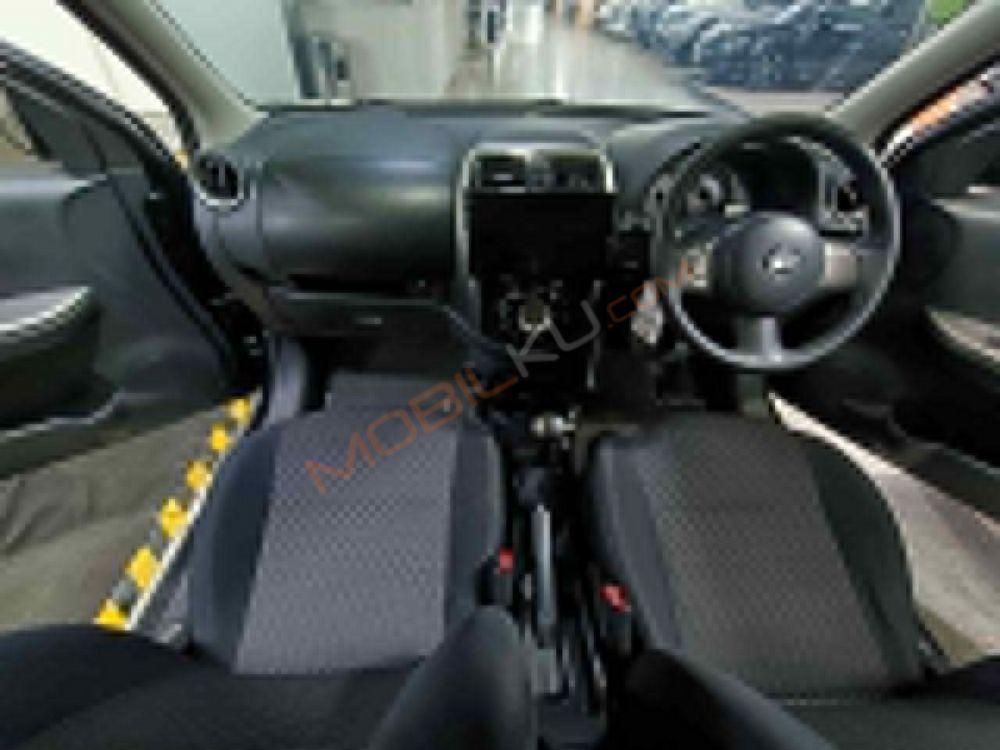 Mobil Nissan March 2015