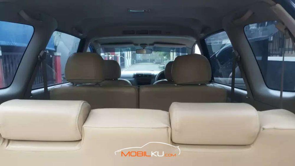 Mobil Toyota Avanza 2010