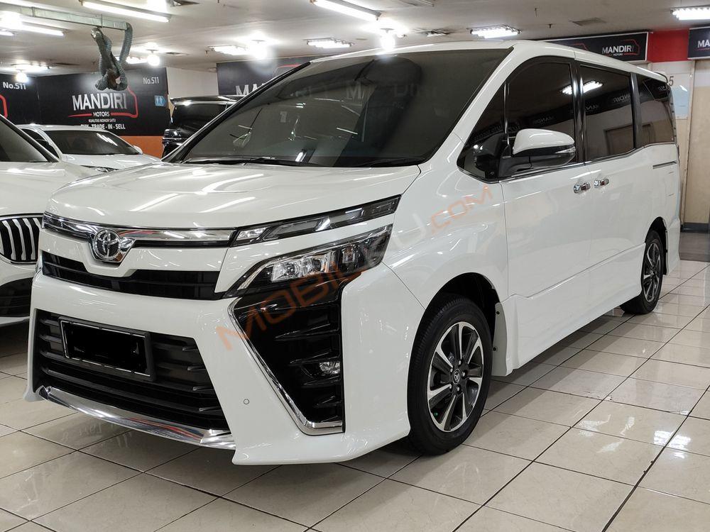 Mobil Toyota Voxy 2018