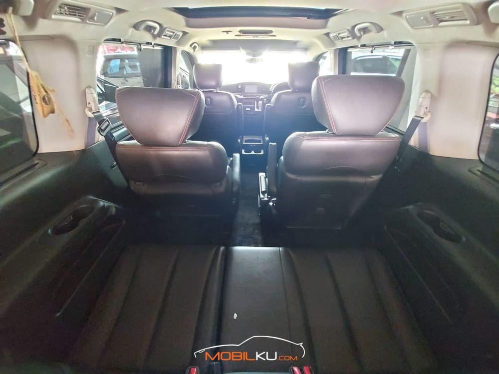 Mobil Nissan Elgrand 2011