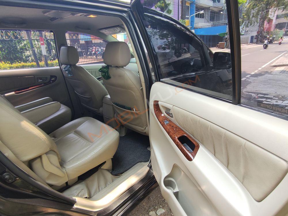 Mobil Toyota Kijang Innova 2012