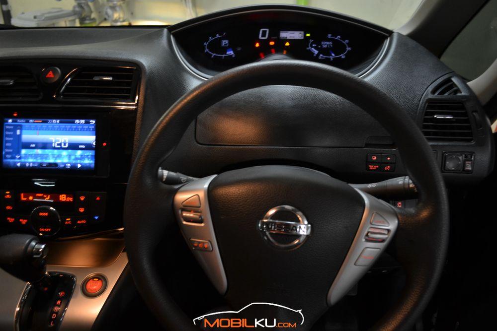 Mobil Nissan Serena 2016