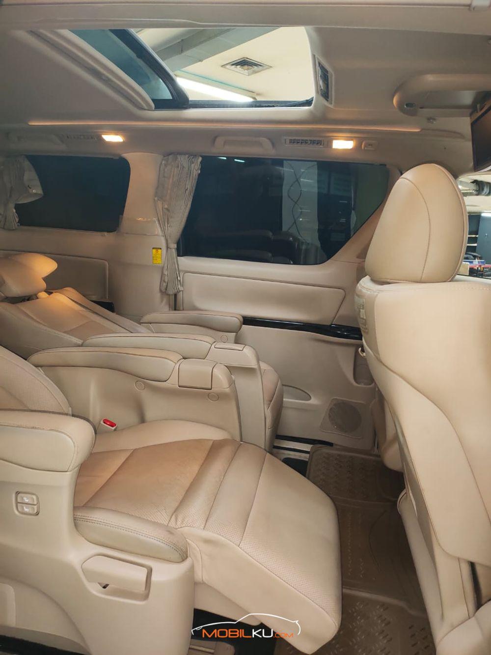 Mobil Toyota Alphard 2012