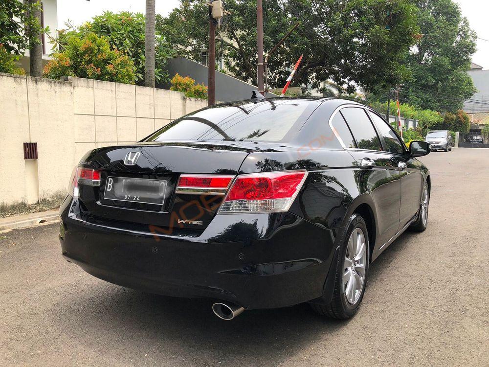 Mobil Honda Accord 2011