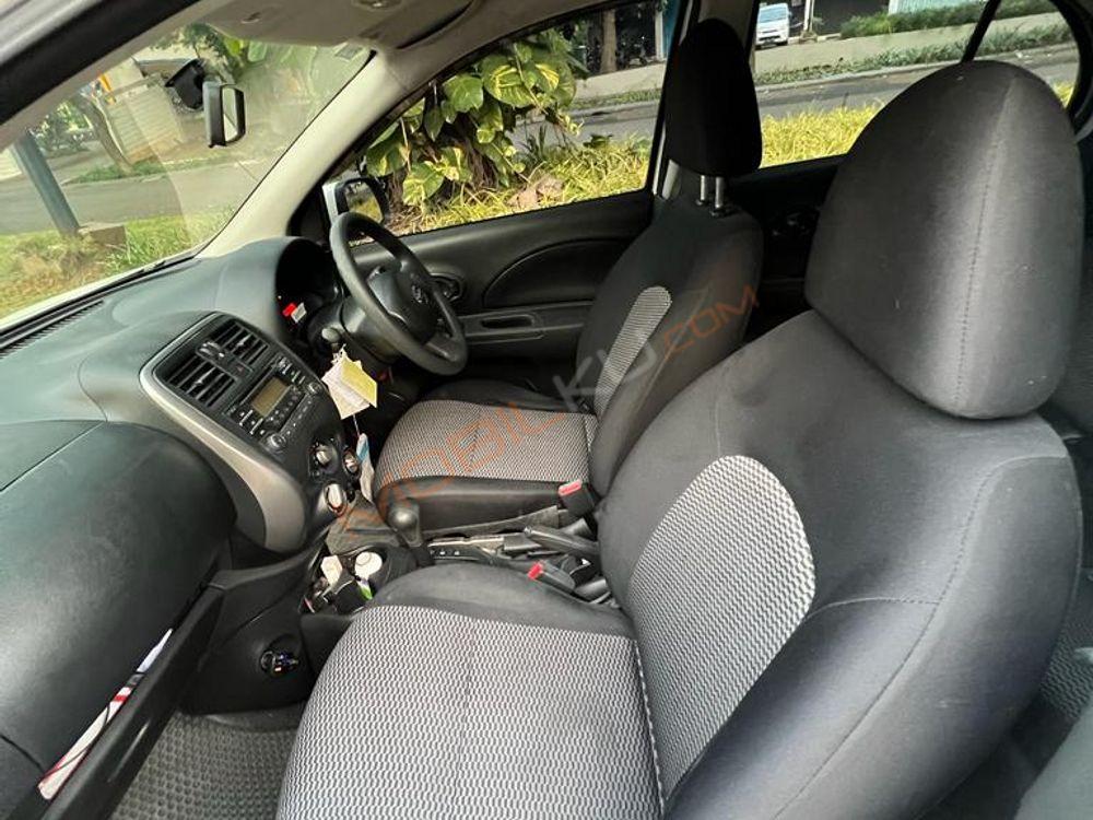 Mobil Nissan March 2015