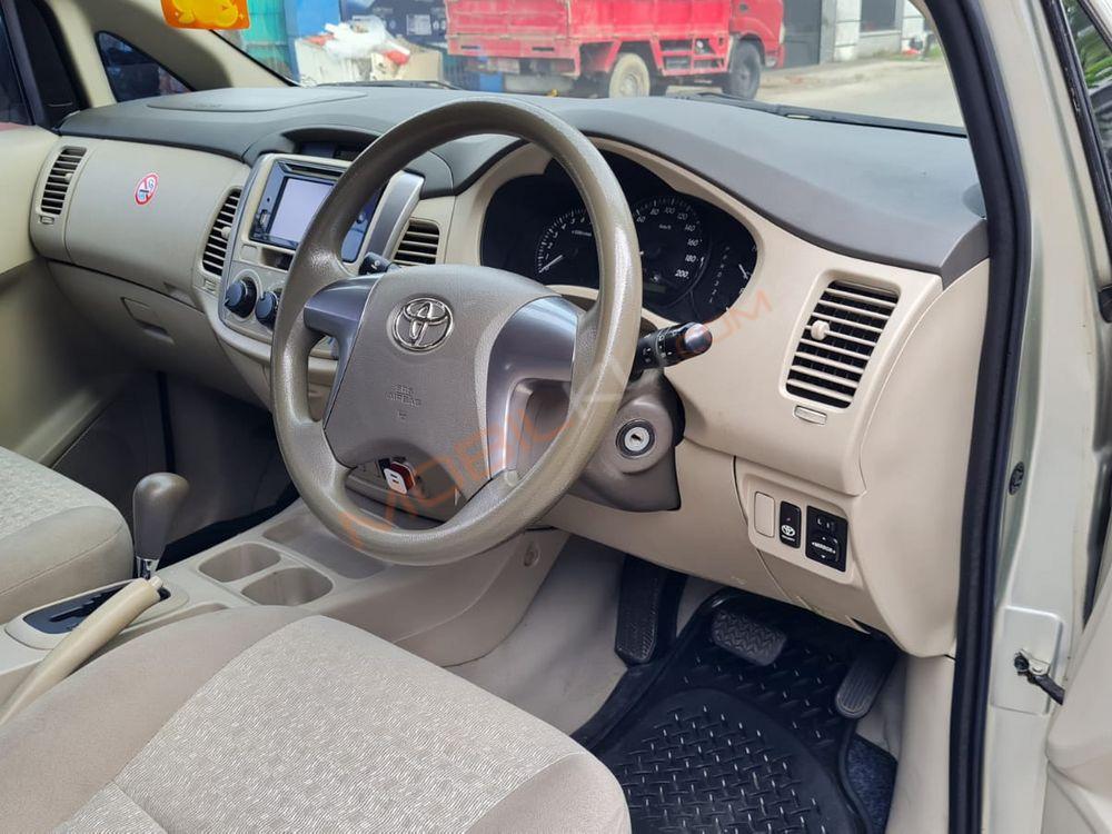 Mobil Toyota Kijang Innova 2013