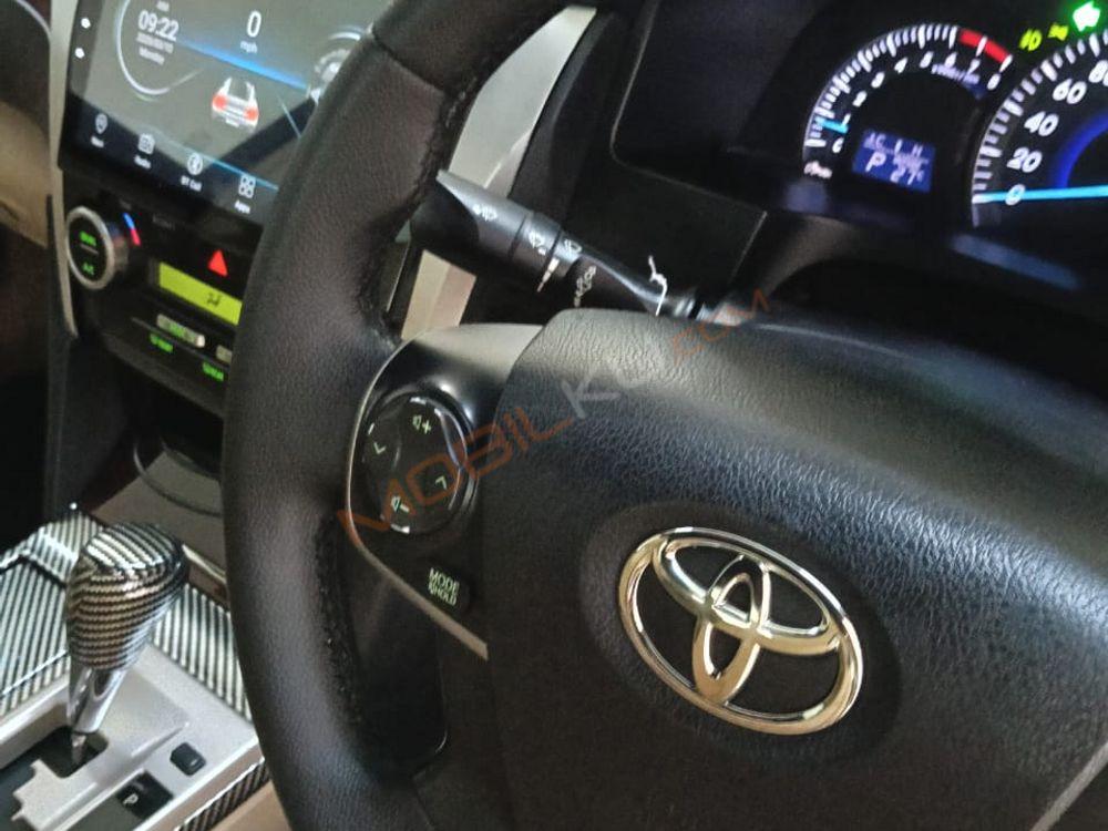 Mobil Toyota Camry 2012