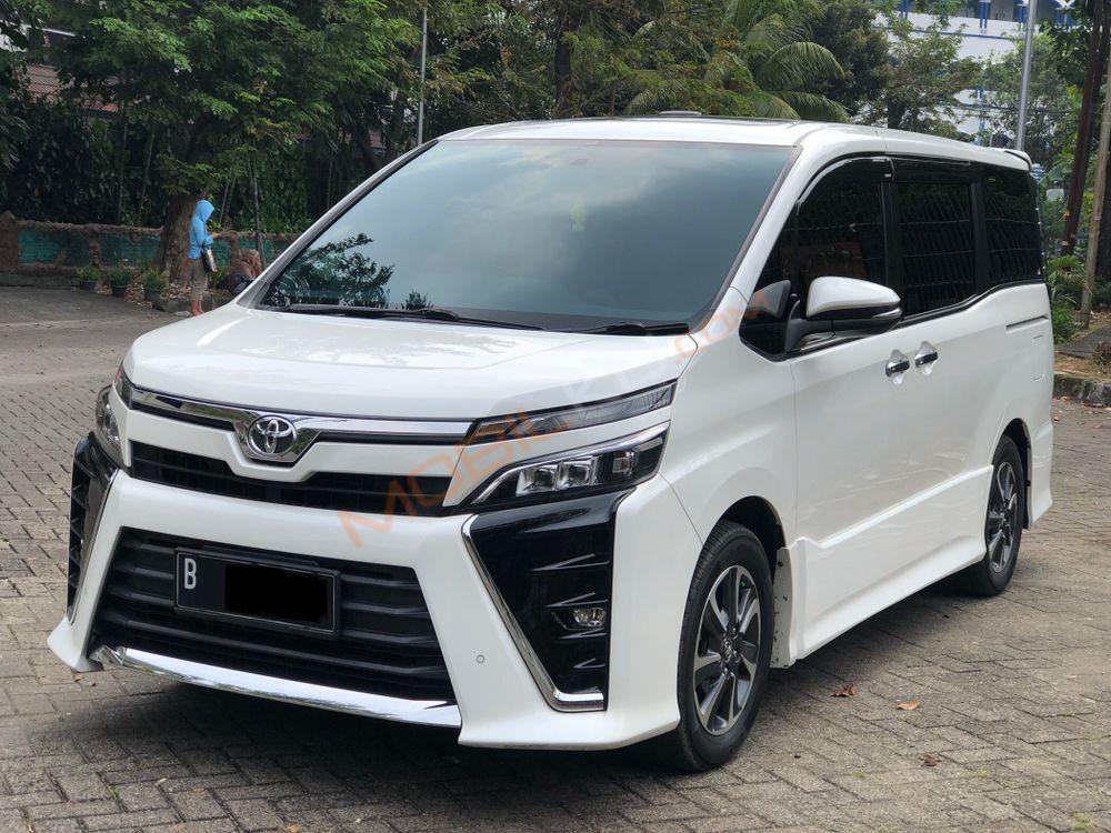 Mobil Toyota Voxy 2018