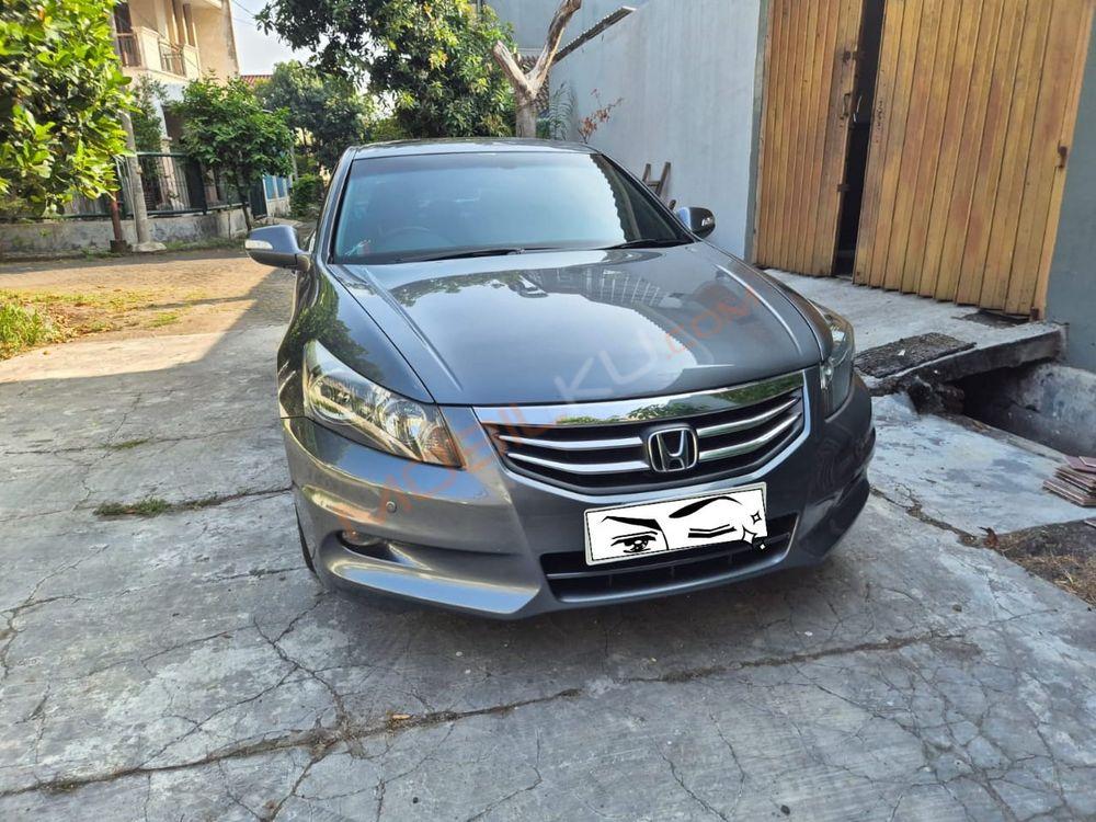 Mobil Honda Accord 2011