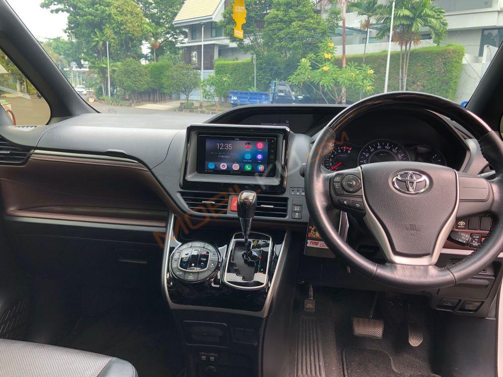 Mobil Toyota Voxy 2018