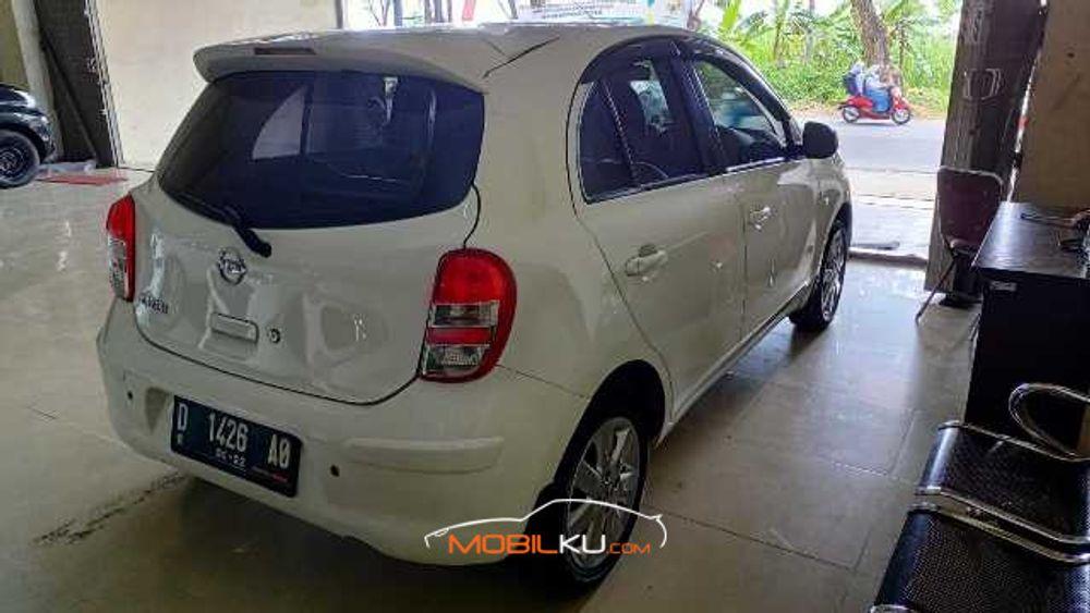 Mobil Nissan March 2012