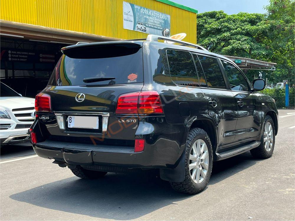 Mobil Lexus LX 2011