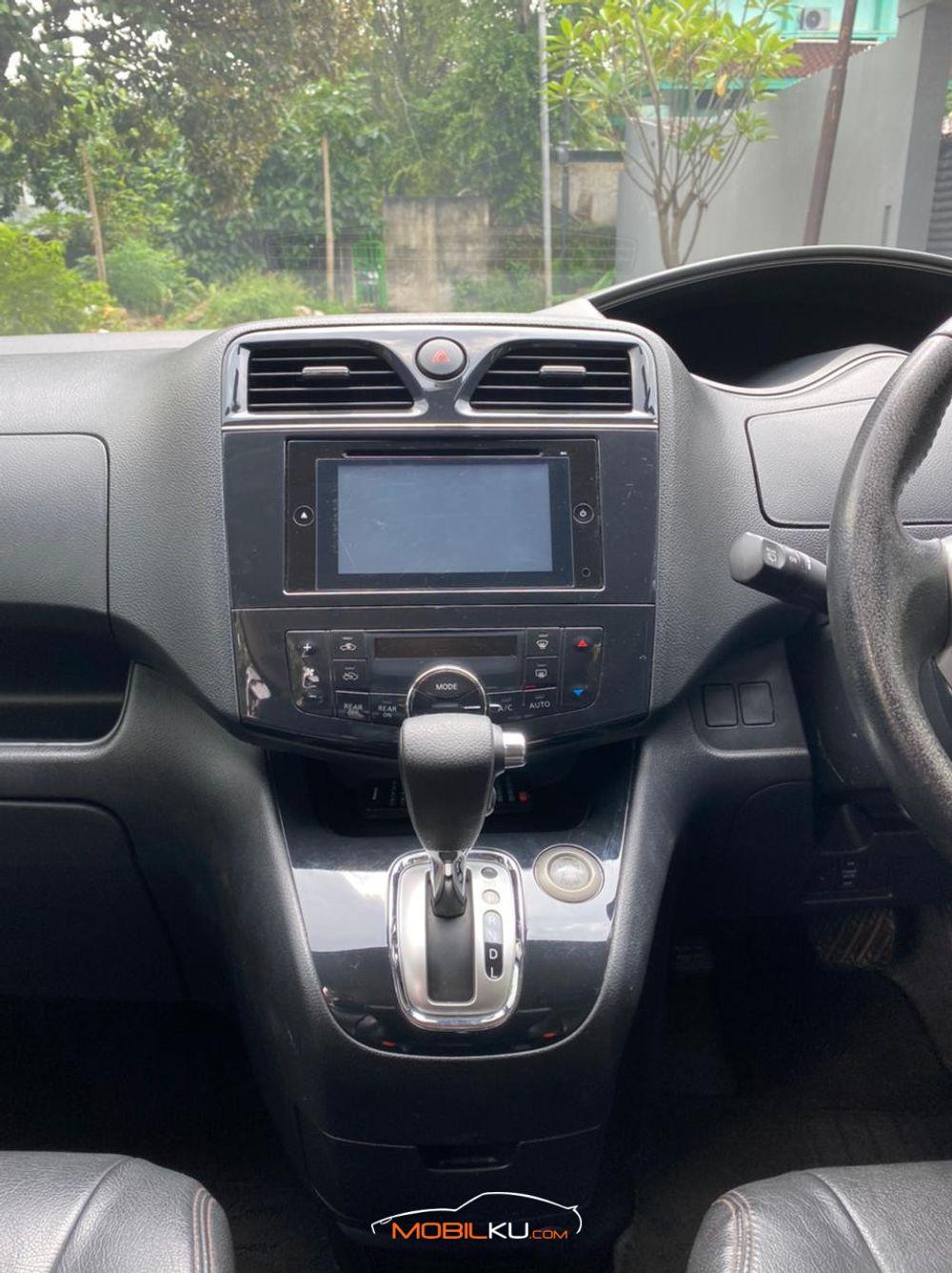 Mobil Nissan Serena 2013