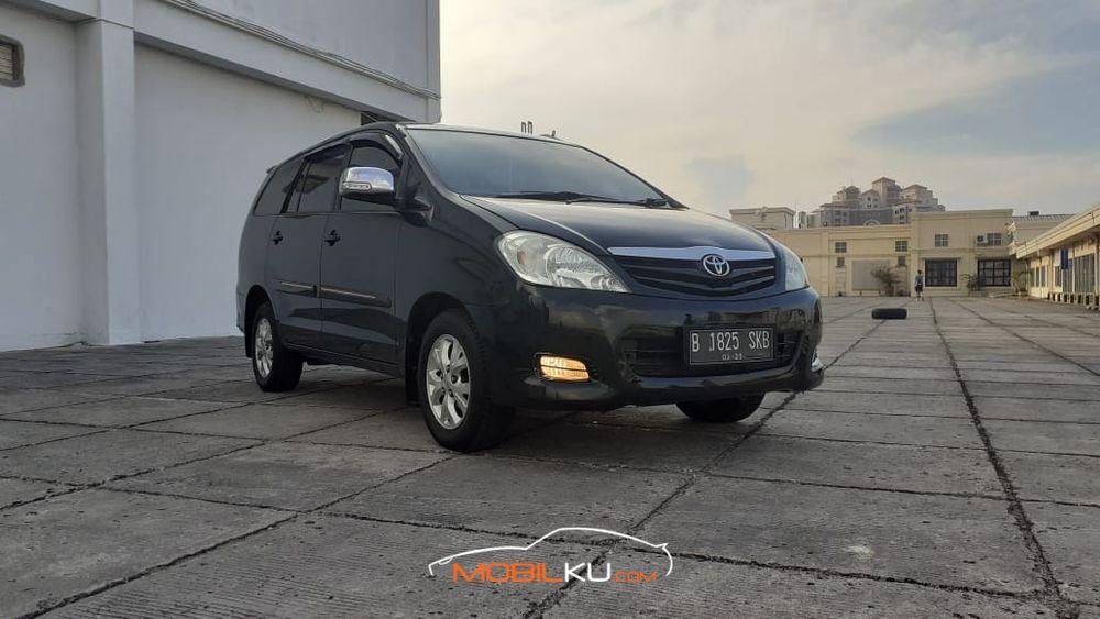 Mobil Toyota Kijang Innova 2010