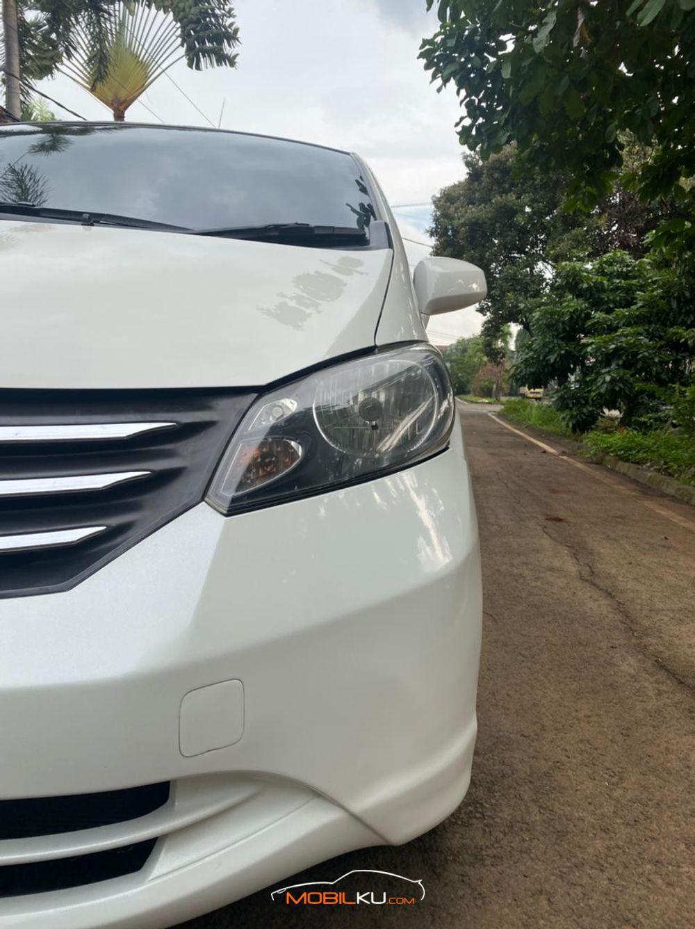 Mobil Honda Freed 2010