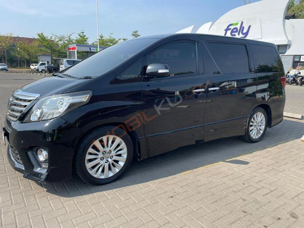 Mobil Toyota Alphard 2012