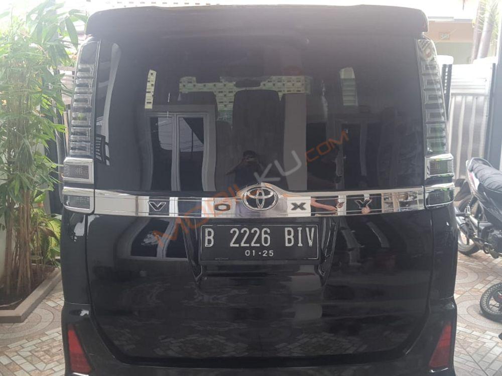 Mobil Toyota Voxy 2019