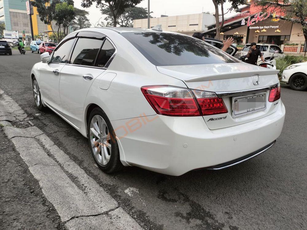 Mobil Honda Accord 2013