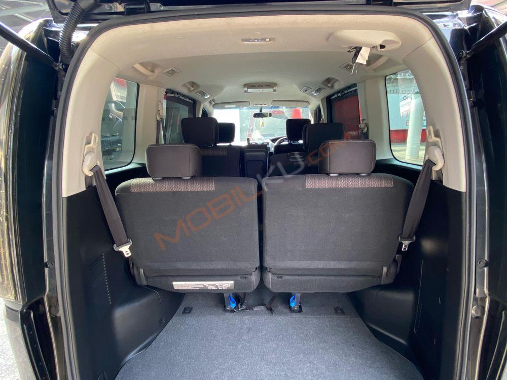 Mobil Nissan Serena 2018