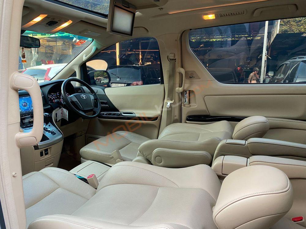 Mobil Toyota Alphard 2012