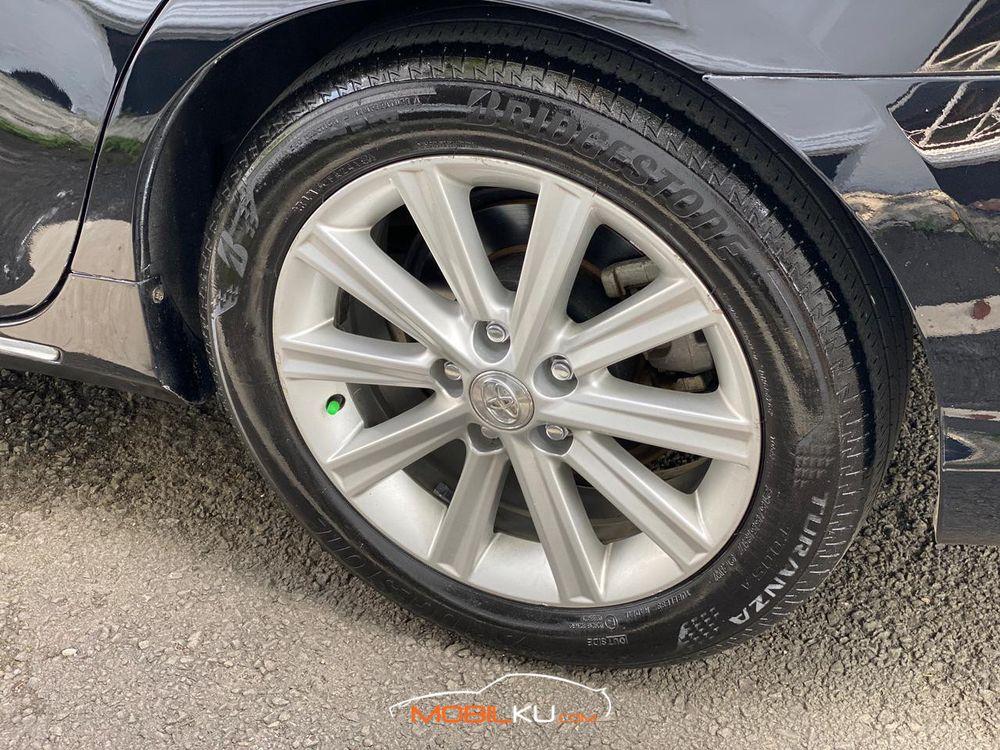 Mobil Toyota Camry 2014