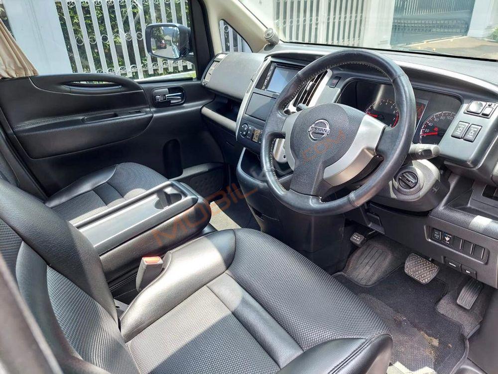 Mobil Nissan Serena 2010