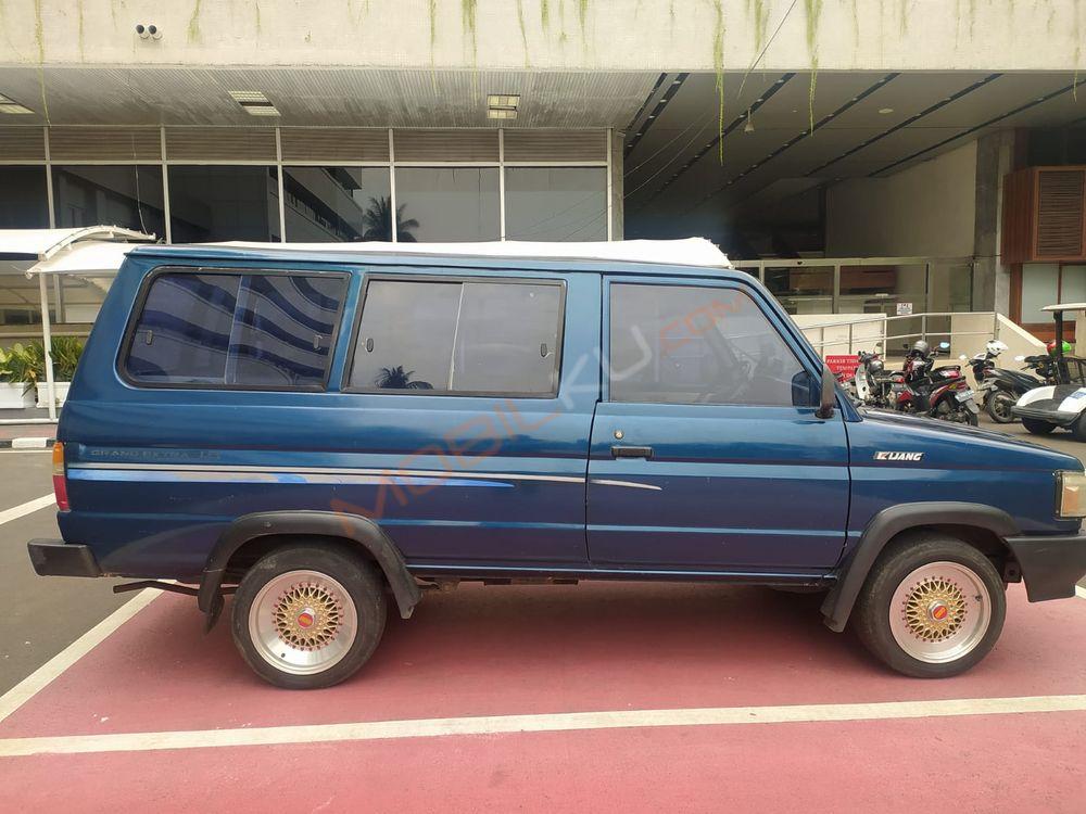 Mobil Toyota Kijang 1995