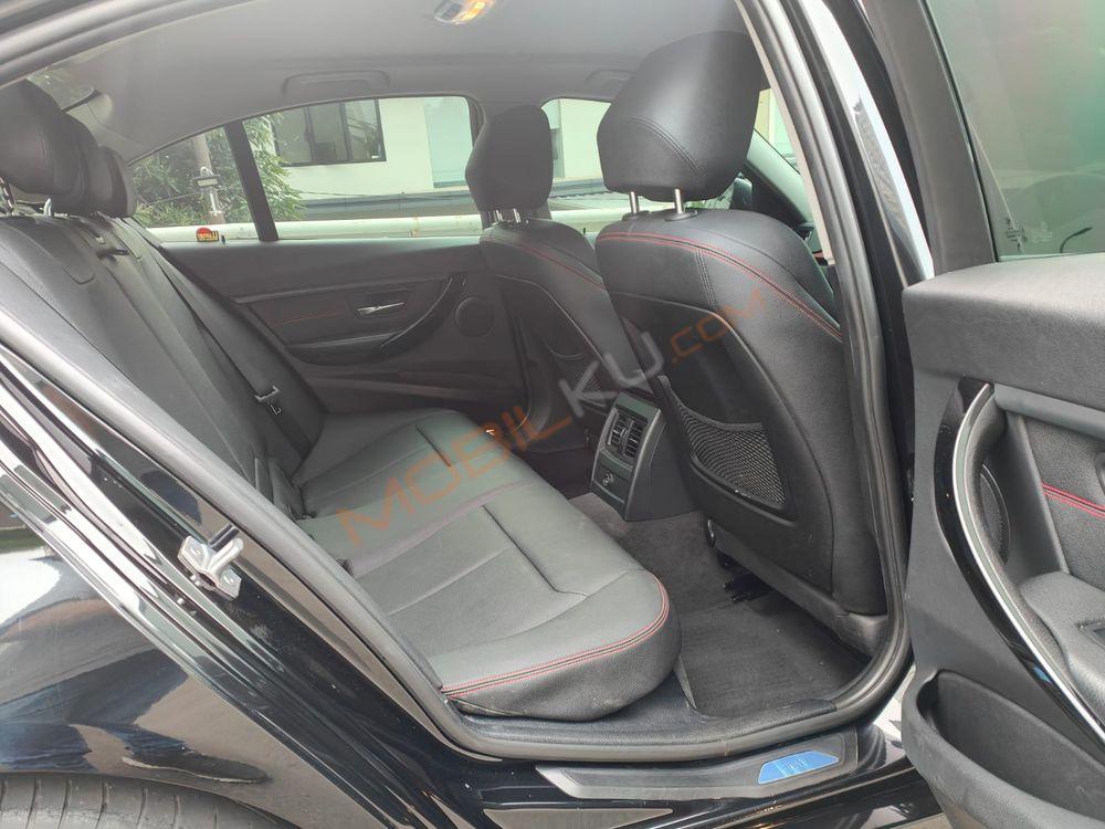 Mobil BMW 3 Series 2015