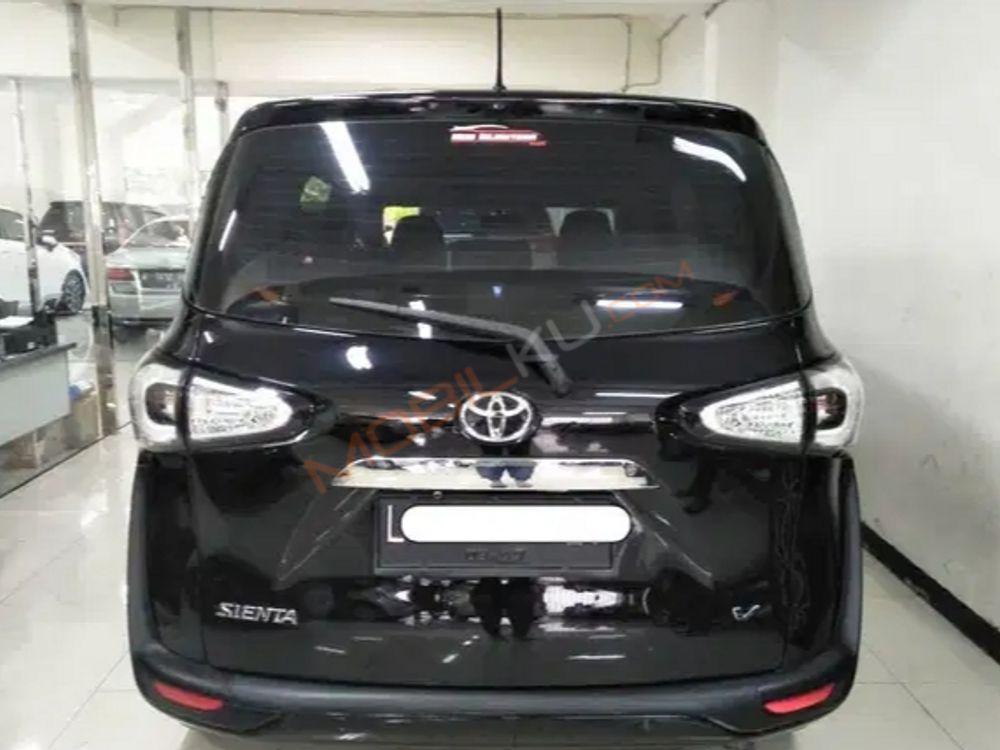 Mobil Toyota Sienta 2016
