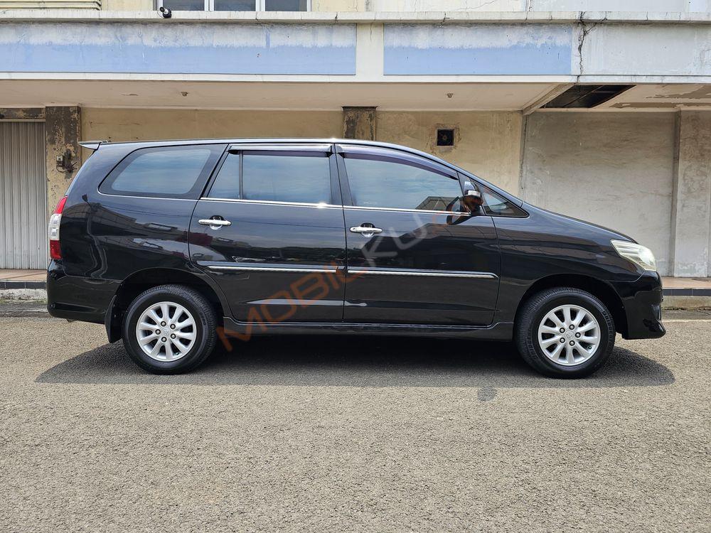 Mobil Toyota Kijang Innova 2013