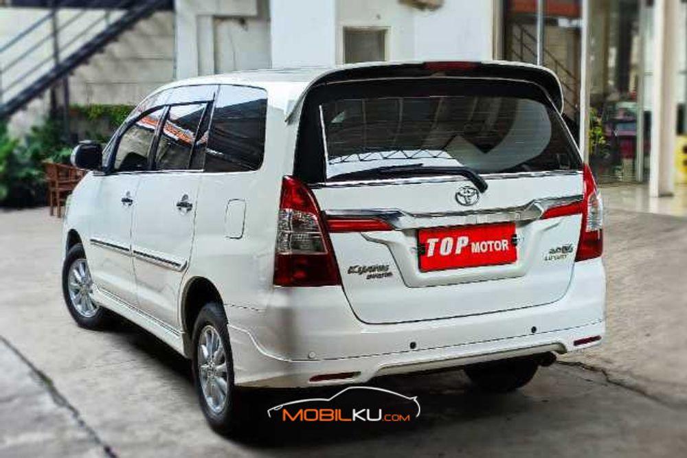 Mobil Toyota Kijang Innova 2013