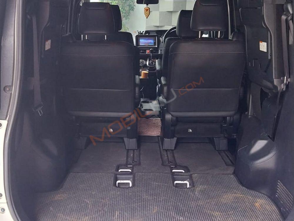 Mobil Toyota Voxy 2017