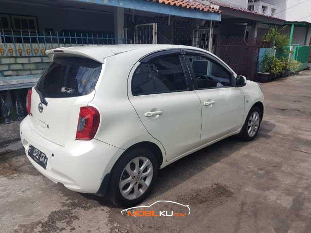 Mobil Nissan March 2015