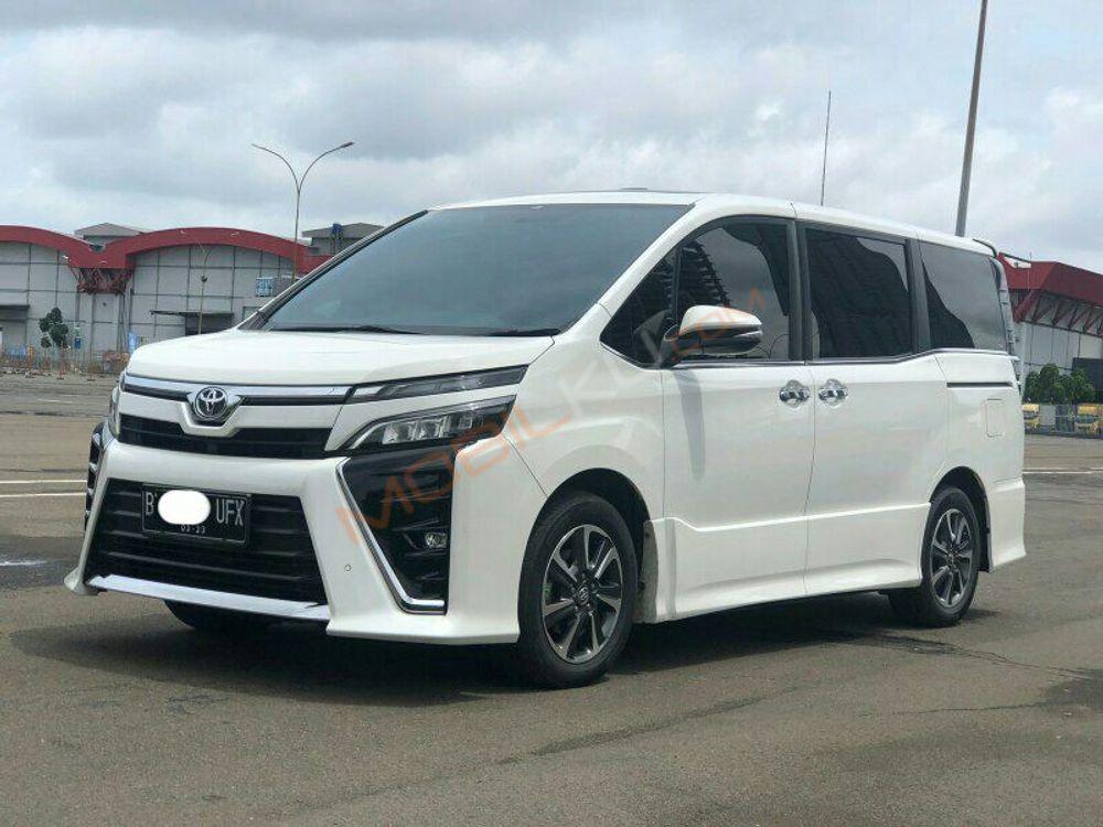 Mobil Toyota Voxy 2018