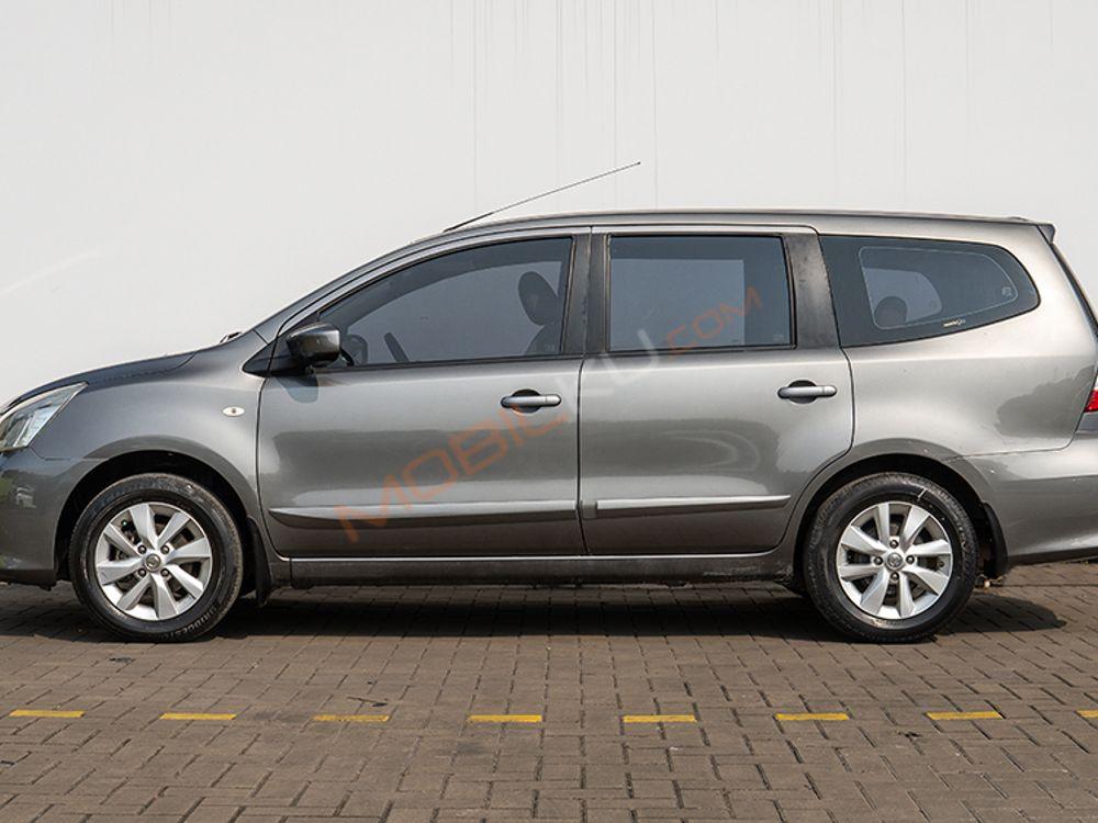 Mobil Nissan Grand Livina 2013
