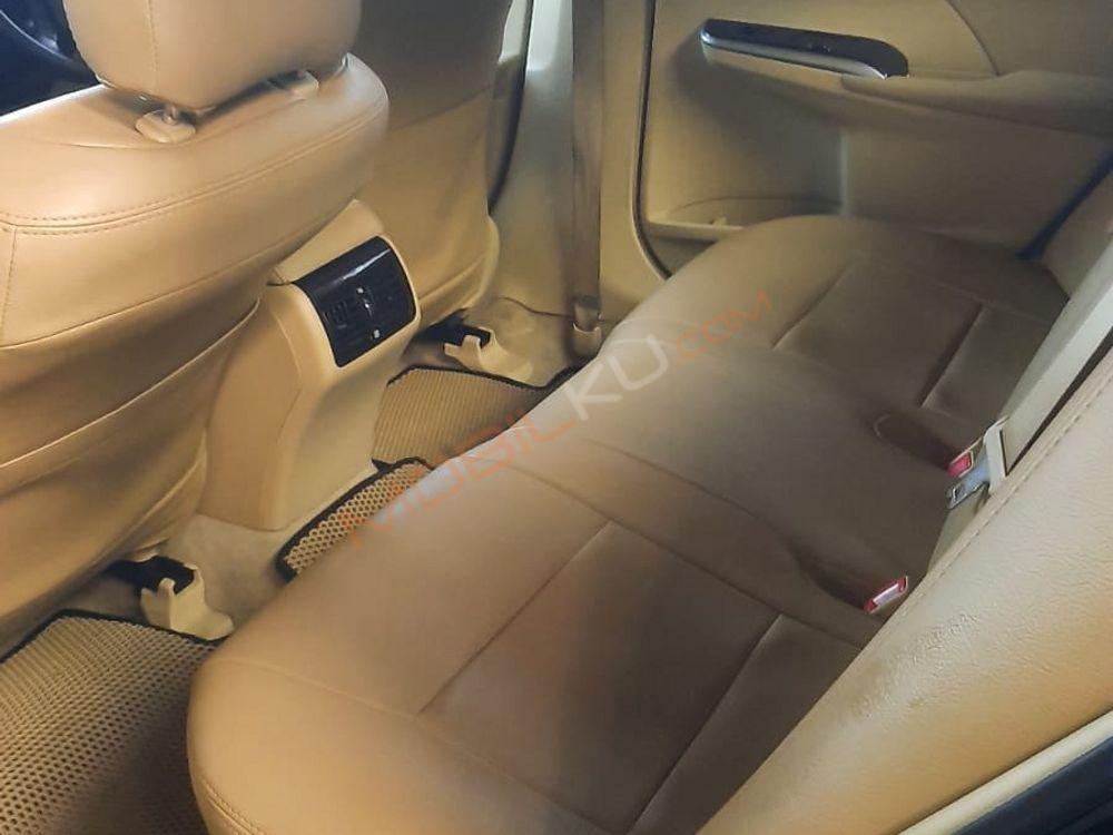 Mobil Toyota Camry 2018